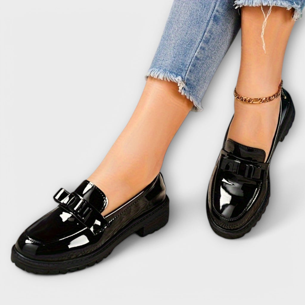 Mocassins Femininos Pretos em Verniz com Laço