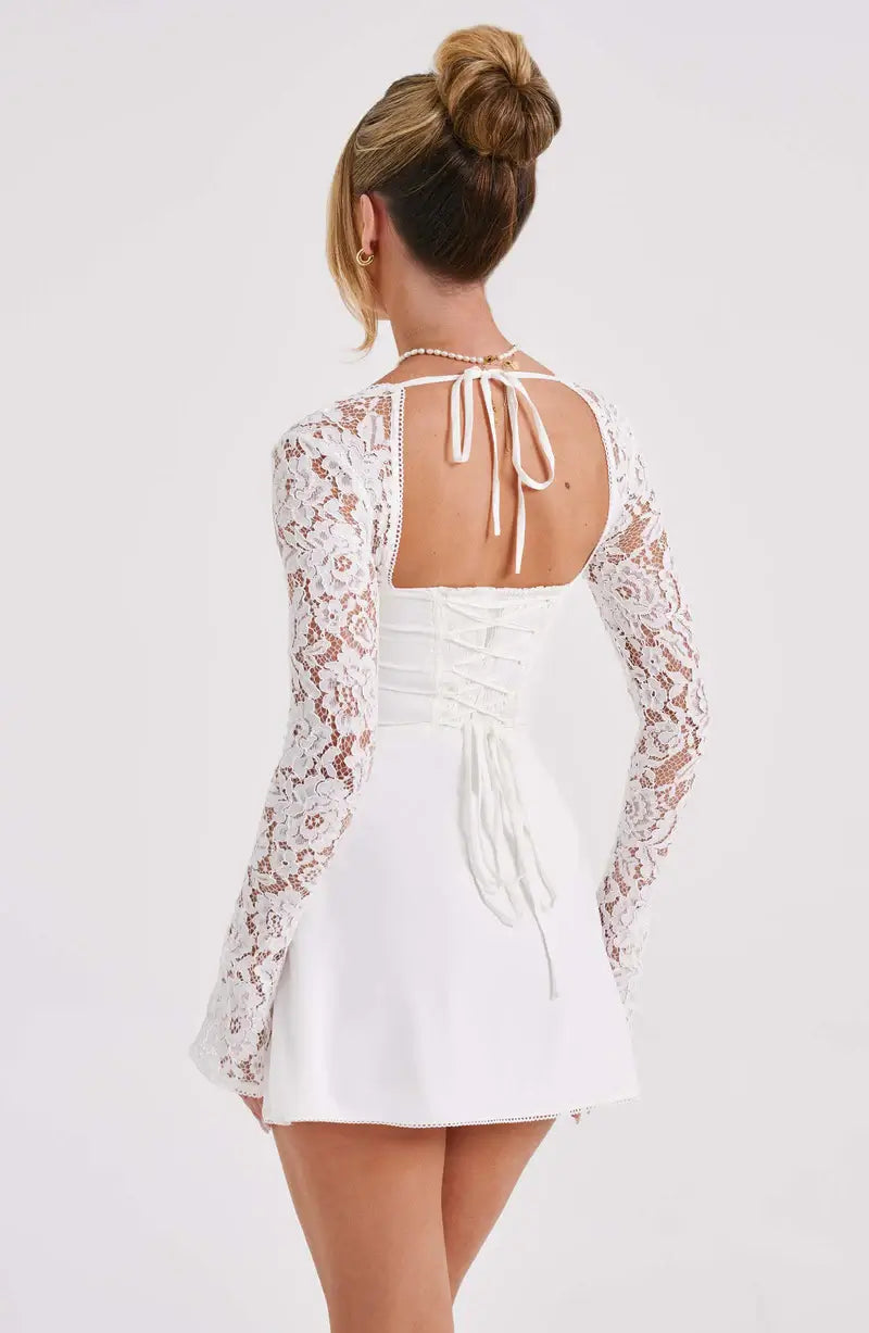 Flora - Vestido curto com detalhes em renda