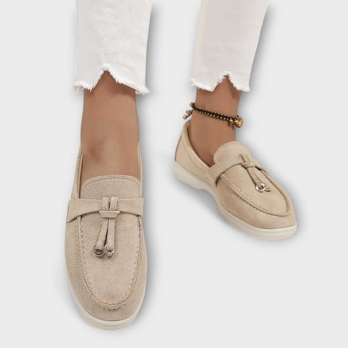 Mocassins Femininos Beiges com Cordão Decorativo