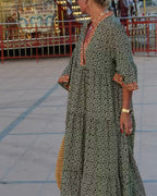 Luna · Vestido maxi de Mulher com estampado com decote em V