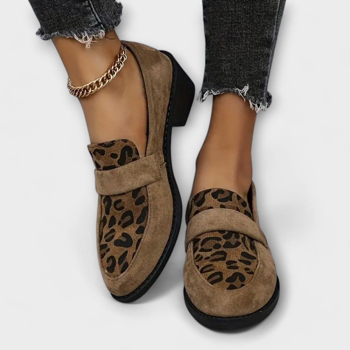Sapatos femininos elegantes com padrão de leopardo